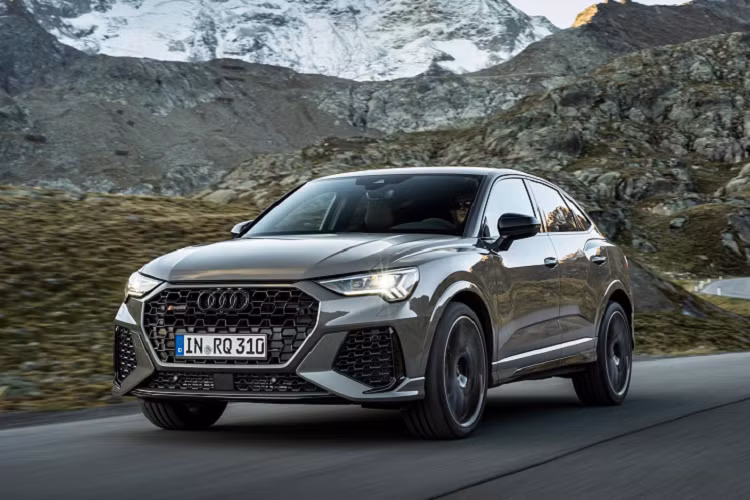 Các điểm nhấn khác ở ngoại thất có thể kể đến như đèn pha LED ma trận, phần mui, viền cửa sổ, cánh chia gió ở cản trước và bộ khuếch tán sau được sơn đen. Logo Audi ở lưới tản nhiệt phía trước và giữa cản sau cũng được sơn đồng màu. 