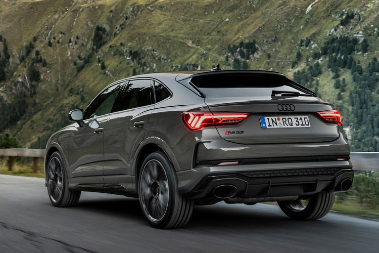 Tương tự các phiên bản RS Q3 tiêu chuẩn họa tiết trên ghế đều được thêu hình tổ ong. Bên cạnh đó một số chi tiết nội thất cũng được tạo điểm nhấn bằng sợi carbon.