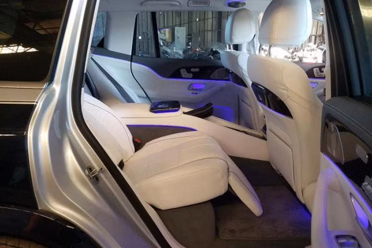 Bên trong nội thất, Mercedes-Maybach GLS 600 chỉ có 2 hàng ghế với 4 chỗ ngồi, hàng ghế "ông chủ" gồm 2 ghế ngồi độc lập theo phong cách thương gia được thiết kế nhằm đem lại không gian thực sự rộng rãi và thoải mái cho hành khách.