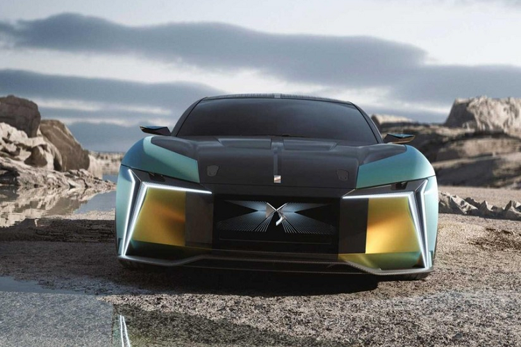 DS E-Tense Performance chạy điện là một chiếc xe hiệu suất cao có mang công nghệ lấy từ Formula E trong thân vỏ độ từ mẫu concept DS E-Tense ra mắt năm 2016. Khung gầm, hệ truyền động điện và bộ pin của nó giới thiệu nhiều giải pháp sáng tạo mà DS đang thử nghiệm để “thúc đẩy sự phát triển của các mẫu xe sản xuất chạy điện E-Tense trong tương lai”.