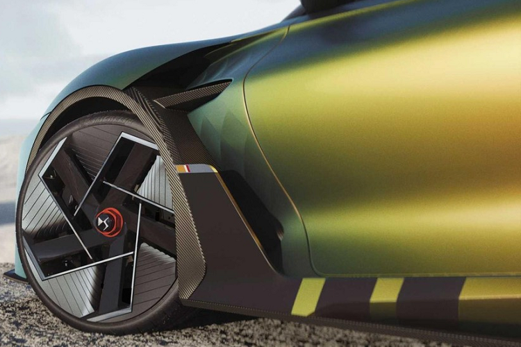 Chế tạo dựa trên một kiến trúc khung liền thân bằng carbon, mẫu concept DS E-Tense Performance có trang bị hệ truyền động mô tơ kép AWD với tổng công suất 600 kW (805 mã lực) – 250 kW (335 mã lực) ở phía trước và 350 kW (470 mã lực) ở phía sau. Các mô tơ này đã được lấy thẳng từ công nghệ Formula E do DS Performance phát triển, và cung cấp 8.000 Nm mô-men xoắn cực đại.