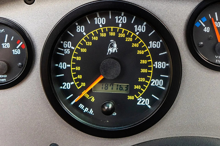 Được trang bị một bộ vi sai thừa hưởng từ LM002, hệ dẫn động của Diablo VT có thể phân chia tới 40% mô-men xoắn tới các bánh trước, giúp xe bám đường hiệu quả hơn trong một số trường hợp vận hành ở tốc độ cao.