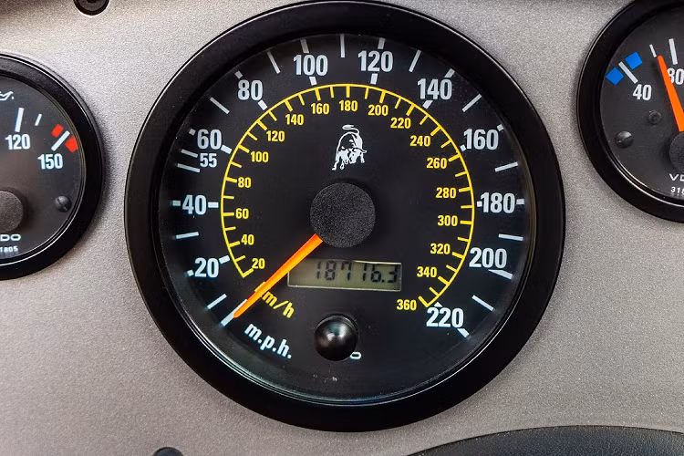 Được trang bị một bộ vi sai thừa hưởng từ LM002, hệ dẫn động của Diablo VT có thể phân chia tới 40% mô-men xoắn tới các bánh trước, giúp xe bám đường hiệu quả hơn trong một số trường hợp vận hành ở tốc độ cao.