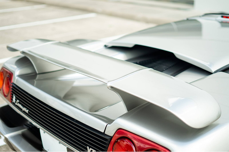 Mẫu xe năm 1999 này thậm chí còn được nâng cấp nhiều hơn, bao gồm đèn cố định với thấu kính composite. Công suất của động cơ V12 đã tăng lên 529 mã lực nhờ hệ thống điều phối van biến thiên được tinh chỉnh lại, đồng thời hiệu quả phanh được tăng lên thông qua hệ thống chống bó cứng phanh Kelsey-Hayes và đĩa Brembo lớn hơn.