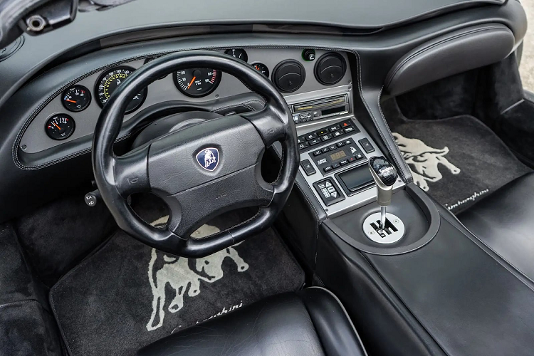 Diablo là mẫu xe gây ấn tượng khi nó xuất hiện lần đầu tiên vào năm 1990 và là sự thay thế thực sự phù hợp cho Countach rất thành công. Vì quá trình sản xuất Diablo chỉ kéo dài đến năm 2001, mẫu xe được bán đấu giá cụ thể lần này được sản xuất ngay gần cuối vòng đời của Diablo và chỉ mới đi 18.716 dặm (hơn 30.000 km) trên đồng hồ ODO của xe.