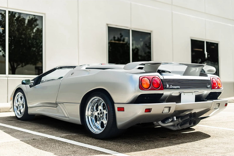 Được bán đấu giá thông qua RM Sotheby's, chiếc Lamborghini Diablo VT Roadster siêu hiếm này ở trong tình trạng có thể nói là tuyệt vời, dù được tạo ra ở thời điểm hàng chục năm về trước so với những chiếc Lamborghini hiện đại hơn như Sian Roadster.