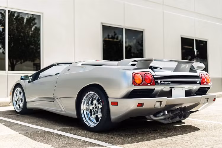 Được bán đấu giá thông qua RM Sotheby's, chiếc Lamborghini Diablo VT Roadster siêu hiếm này ở trong tình trạng có thể nói là tuyệt vời, dù được tạo ra ở thời điểm hàng chục năm về trước so với những chiếc Lamborghini hiện đại hơn như Sian Roadster.