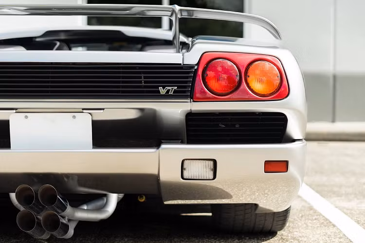 Xe được hoàn thiện với màu sơn ngoại thất Bạc Titanium cực hiếm, đi kèm với bộ la-zăng hợp kim OZ Racing 18 inch mạ crôm và được lắp đặt sẵn cánh gió sau. Nội thất có ghế bọc da màu đen và đồng hồ tốc độ 220 dặm/giờ. Trong thời gian tới, hy vọng mẫu xe Lamborghini Diablo VT Roadster đấu giá thành công và tìm thấy chủ sở hữu mới phù hợp.