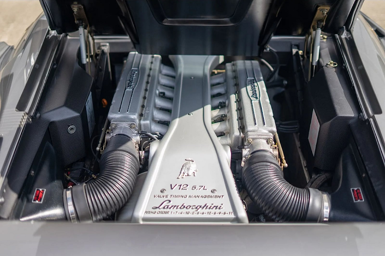 Diablo được bố trí động cơ đặt giữa chếch về phía sau theo phong cách siêu xe đích thực và được trang bị động cơ V12 5.7 lít bằng nhôm. Ban đầu, sức mạnh chỉ được truyền tới bánh sau trong những chiếc xe đời đầu, nhưng sự xuất hiện của hệ dẫn động bốn bánh "Viscous Traction" ở phiên bản Diablo VT đã thay đổi hoàn toàn cuộc chơi.