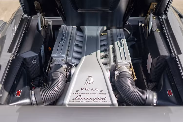 Diablo được bố trí động cơ đặt giữa chếch về phía sau theo phong cách siêu xe đích thực và được trang bị động cơ V12 5.7 lít bằng nhôm. Ban đầu, sức mạnh chỉ được truyền tới bánh sau trong những chiếc xe đời đầu, nhưng sự xuất hiện của hệ dẫn động bốn bánh "Viscous Traction" ở phiên bản Diablo VT đã thay đổi hoàn toàn cuộc chơi.