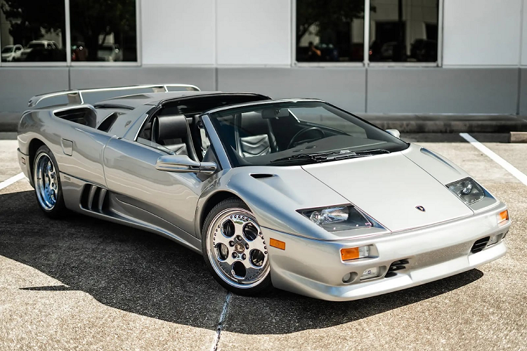 Phiên bản VT Roadster là một trong những mẫu xe hiếm nhất của dòng xe Lamborghini Diablo. Mới đây một chiếc Lamborghini Diablo VT Roadster đời 1999 đã được lên sàn đấu giá và đang thu hút sự quan tâm của giới sưu tầm xe độc.