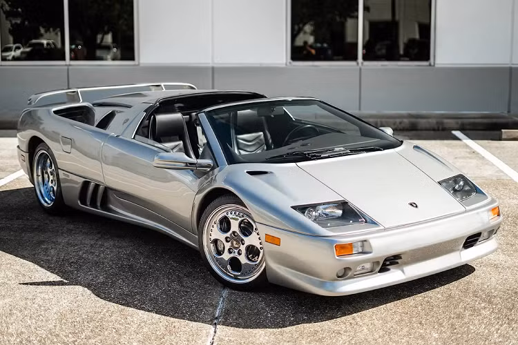 Phiên bản VT Roadster là một trong những mẫu xe hiếm nhất của dòng xe Lamborghini Diablo. Mới đây một chiếc Lamborghini Diablo VT Roadster đời 1999 đã được lên sàn đấu giá và đang thu hút sự quan tâm của giới sưu tầm xe độc.