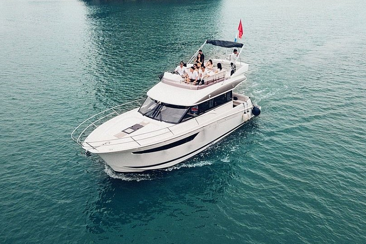 Ngoài du thuyền FLC Albatross, ngân hàng BIDV chi nhánh Quy Nhơn còn thu giữ chiếc chiếc Rolls-Royce Ghost mạ vàng biển số 30F-187.88 cũng từng thuộc quyền sở hữu của FLC Biscom để thu hồi nợ. Chiếc xe sẽ được đấu giá vào ngày 24/10 tại TP.Hồ Chí Minh.