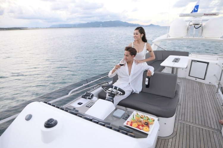 Theo FLC Biscom, mẫu du thuyền này được cấu tạo bằng chất liệu hợp kim đặc trưng, với những vòm cửa sổ thoáng rộng và lớp cửa kính trong vắt để khoang thuyền luôn tràn ngập ánh sáng thiên nhiên. FLC Albatross được trang bị động cơ công suất 1200 mã lực, kết hợp hệ thống thủy lực và thiết bị định vị hiện đại, giúp du thuyền vận hành hiệu quả ngay ở những vùng sóng mạnh.