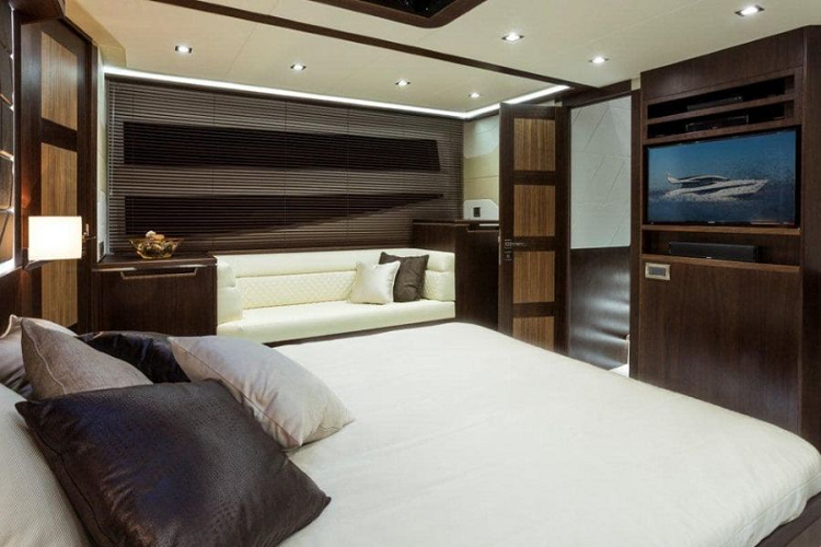 Nội thất chiếc du thuyền được thiết kế bằng chất liệu cao cấp với khoang chính ở bên trên khá rộng. Đây là khu vực gồm vị trí lái chính, quầy ăn tối và giải trí. Bên dưới là 4 phòng ngủ sang trọng, tối ưu sự riêng tư cùng tiện nghi chuẩn mực 5 sao không hề thua kém các khách sạn hạng sang.