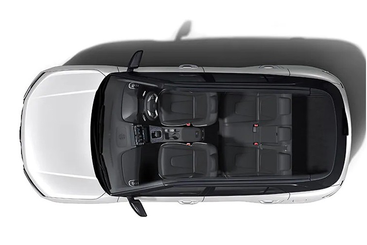 Trên đầu xe, Hyundai Creta 2022 cũng có lưới tản nhiệt không viền sơn màu đen, tích hợp dải đèn LED định vị ban ngày với thiết kế hình học mang tên “Parametric Hidden Lights” tương tự Tucson thế hệ mới. Nằm hai bên lưới tản nhiệt là đèn pha LED đặt dọc với vỏ màu tối. Ngoài ra, mẫu crossover cỡ B này còn có cản trước mới và nắp ca-pô "cơ bắp". Bên sườn, Hyundai Creta 2022 được trang bị vành la-zăng 17 inch với thiết kế 5 chấu kép và sơn phối 2 màu thể thao.