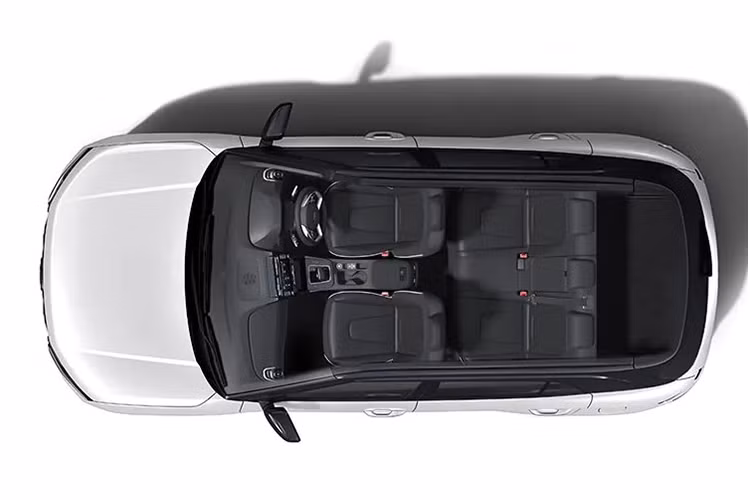 Trên đầu xe, Hyundai Creta 2022 cũng có lưới tản nhiệt không viền sơn màu đen, tích hợp dải đèn LED định vị ban ngày với thiết kế hình học mang tên “Parametric Hidden Lights” tương tự Tucson thế hệ mới. Nằm hai bên lưới tản nhiệt là đèn pha LED đặt dọc với vỏ màu tối. Ngoài ra, mẫu crossover cỡ B này còn có cản trước mới và nắp ca-pô "cơ bắp". Bên sườn, Hyundai Creta 2022 được trang bị vành la-zăng 17 inch với thiết kế 5 chấu kép và sơn phối 2 màu thể thao.