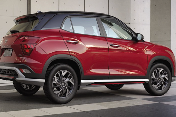 Chưa hết, mẫu crossover cỡ B này còn có ghế trước làm mát, điều hòa tự động 1 vùng tích hợp hệ thống lọc không khí, ngăn làm lạnh đồ uống dưới mặt táp-lô, sạc điện thoại thông minh không dây chuẩn Qi, hệ thống đèn viền thay đổi màu theo tâm trạng và 2 ngăn đựng cốc ở bệ tì tay hàng ghế sau. Nhiều khả năng Hyundai Creta 2022 dành cho thị trường Thái Lan được lắp ráp tại nhà máy mới ở Indonesia.