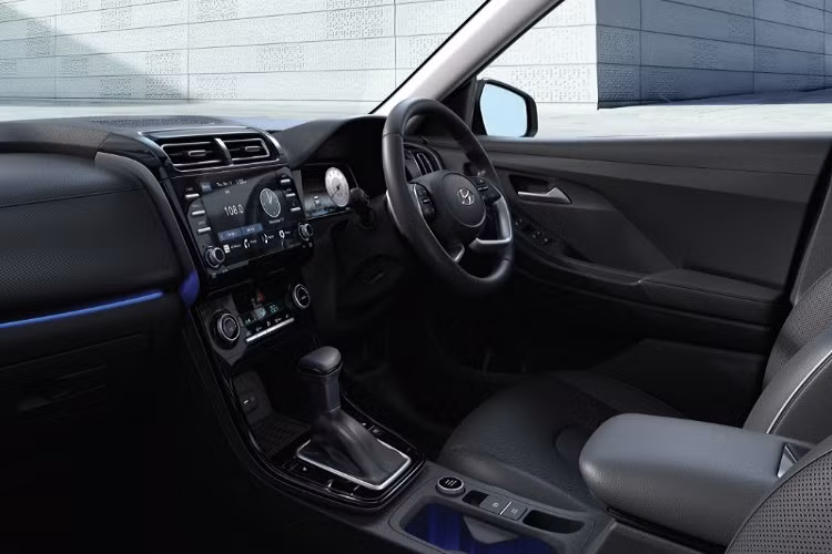 Vòng ra đằng sau, chúng ta sẽ bắt gặp cụm đèn hậu LED, cánh gió mui tích hợp đèn phanh trên cao, ăng-ten hình vây cá và hốc gió giả trên cản sau. Cuối cùng là ốp màu bạc xung quanh xe, kéo dài từ đầu xe sang sườn xe đến đuôi xe phía sau. Bước vào bên trong Hyundai Creta 2022, người lái sẽ được chào đón bằng không gian nội thất 2 hàng ghế với 5 chỗ ngồi. Xe có những trang bị đáng chú ý như bảng đồng hồ kỹ thuật số với màn hình màu LCD 10,25 inch sau vô lăng, có thể thay đổi giao diện theo 4 chế độ lái.