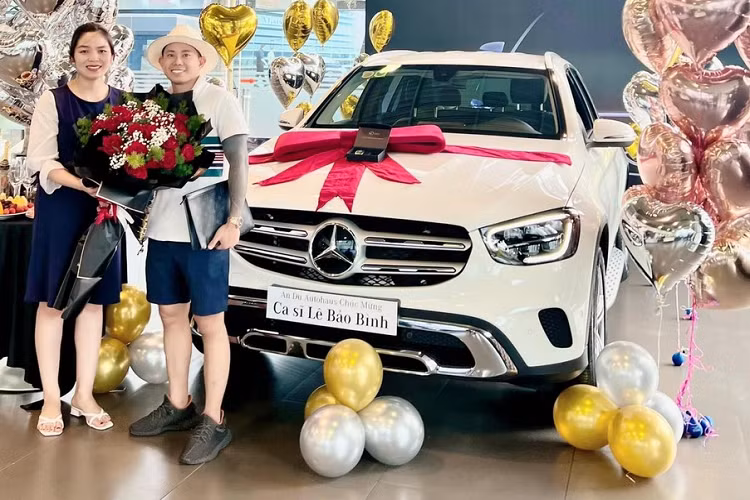 Trong giới showbiz Việt, người có MV với tần suất các siêu xe góp mặt nhiều nhất phải kể đến ca sĩ nhạc sĩ Lê Bảo Bình, không quá khó để bắt gặp các siêu xe của McLaren, Lamborghini, Ferrari hay các thương hiệu xe siêu sang là Rolls-Royce và Bentley cùng nhiều chiếc xe thể thao trong các MV của Lê Bảo Bình 