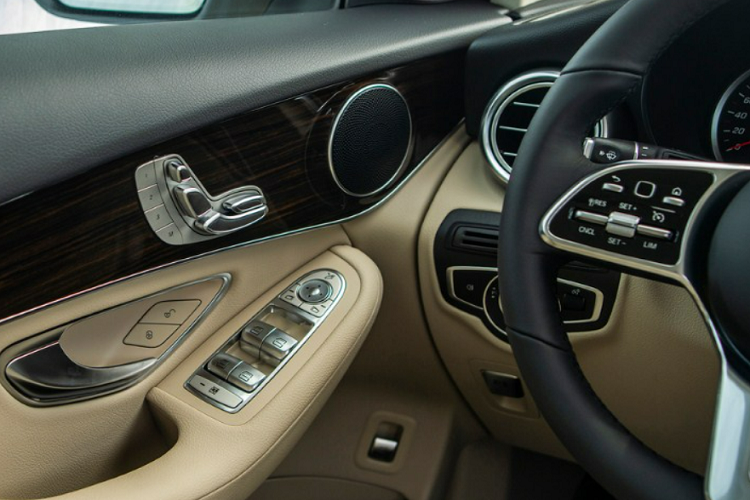 Hiện chưa rõ nam ca sĩ nhạc sĩ Lê Bảo Bình đã chi ra bao nhiêu tiền để sở hữu Mercedes-Benz GLC 200, chỉ biết rằng, giá xe Mercedes-Benz GLC 200 chính hãng tại Việt Nam đang bán ra thị trường từ 1,86 tỷ đồng cho bản tiêu chuẩn và Mercedes-Benz GLC 200 4Matic có giá trên 2,1 tỷ đồng. Mức giá này chưa trừ chiết khấu dành cho người nổi tiếng.