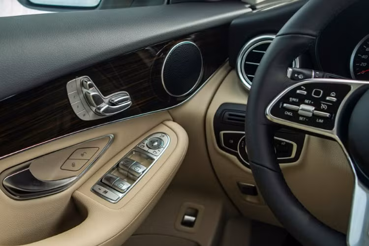 Hiện chưa rõ nam ca sĩ nhạc sĩ Lê Bảo Bình đã chi ra bao nhiêu tiền để sở hữu Mercedes-Benz GLC 200, chỉ biết rằng, giá xe Mercedes-Benz GLC 200 chính hãng tại Việt Nam đang bán ra thị trường từ 1,86 tỷ đồng cho bản tiêu chuẩn và Mercedes-Benz GLC 200 4Matic có giá trên 2,1 tỷ đồng. Mức giá này chưa trừ chiết khấu dành cho người nổi tiếng.