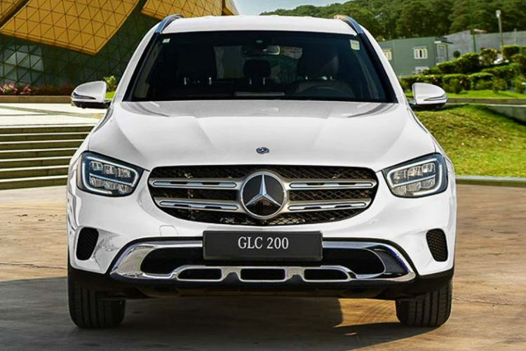 Được biết, nam ca sĩ “Yêu vội vàng” đã có buổi nhận bàn giao xe Mercedes-Benz GLC 200 từ đại lý chính hãng thay vì mua xe bên ngoài, ở các showroom anh em thân thiết. Chiếc SUV Mercedes-Benz GLC 200 của Lê Bảo Bình chọn mua có ngoại thất được sơn màu trắng cùng nhiều chi tiết mạ crôm.