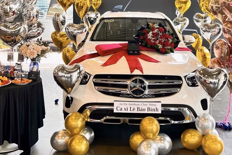 Mới đây, thông tin nam ca sĩ nhạc sĩ Lê Bảo Bình nhận bàn giao chiếc xe SUV Mercedes-Benz GLC 200 2022 mới đã nhận được nhiều sự quan tâm của cộng đồng mạng. Việc tậu xe Mercedes-Benz chính hãng cũng giúp Lê Bảo Bình gia nhập hội xe GLC 200 của người nổi tiếng.