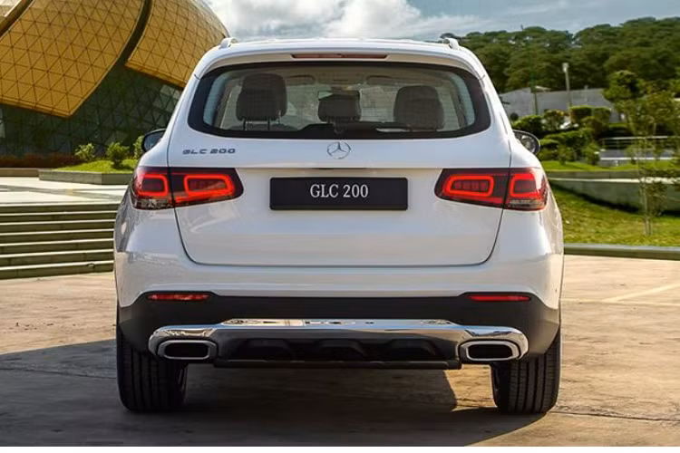 Lê Bảo Bình sinh năm 1990 không chỉ được biết đến là nhạc sĩ mà còn thể hiện trong vai trò ca sĩ khá mượt mà, những bài hát nổi tiếng của nam ca sĩ này có thể kể đến như Cuộc vui cô đơn và Lá xa lìa cành (do chính Lê Bảo Bình sáng tác), Bước qua đời nhau, Sai cách yêu hay Yêu vội vàng...