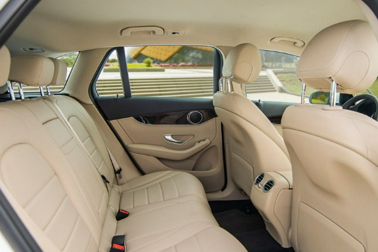 Trước Lê Bảo Bình, có rất nhiều diễn viên, ca sĩ hay thậm chí các cầu thủ bóng đá trong nước chọn dòng xe SUV hạng sang Mercedes-Benz GLC 200 làm bạn đồng hành như Lan Phương, Lily Chen, Hoàng Yến Chibi, Bằng Kiều, diễn viên Bảo Thanh, Lâm Vỹ Dạ hay cầu thủ Hồ Tấn Tài.