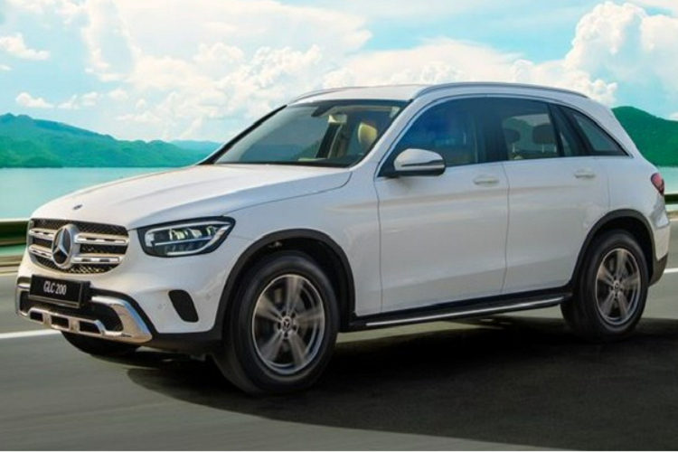 Động cơ trên xe Mercedes-Benz GLC 200 sẽ đồng hành cùng trang bị hộp số vẫn là loại tự động 9 cấp nhưng về hệ dẫn động lại có sự khác biệt lớn, nếu nam ca sĩ “Yêu vội vàng” chọn mua GLC 200 tiêu chuẩn, xe chỉ được trang bị loại dẫn động cầu sau còn là bản GLC 200 4Matic sẽ dùng hệ dẫn động 4 bánh.