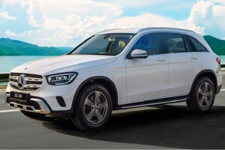 Động cơ trên xe Mercedes-Benz GLC 200 sẽ đồng hành cùng trang bị hộp số vẫn là loại tự động 9 cấp nhưng về hệ dẫn động lại có sự khác biệt lớn, nếu nam ca sĩ “Yêu vội vàng” chọn mua GLC 200 tiêu chuẩn, xe chỉ được trang bị loại dẫn động cầu sau còn là bản GLC 200 4Matic sẽ dùng hệ dẫn động 4 bánh.