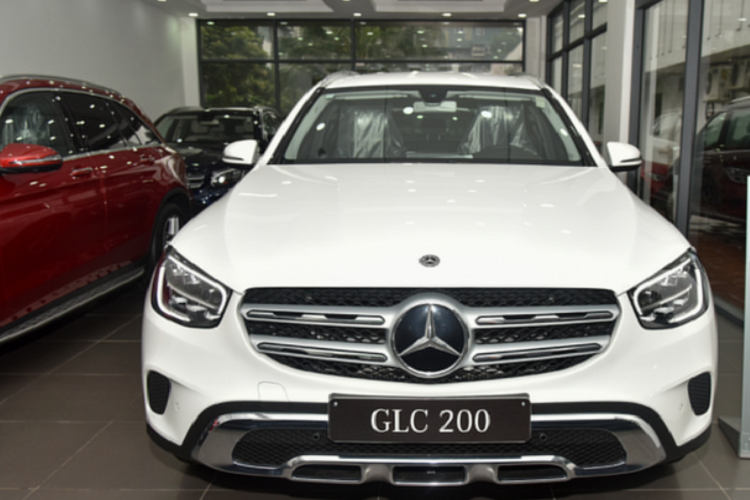 Chiếc xe Mercedes-Benz GLC 200 của nam ca sĩ nhạc sĩ Lê Bảo Bình mới nhận bàn giao chính hãng được trang bị động cơ xăng 4 xi-lanh, dung tích 2.0 lít, sản sinh ra công suất tối đa 197 mã lực và mô-men xoắn cực đại lên tới 320 Nm.
