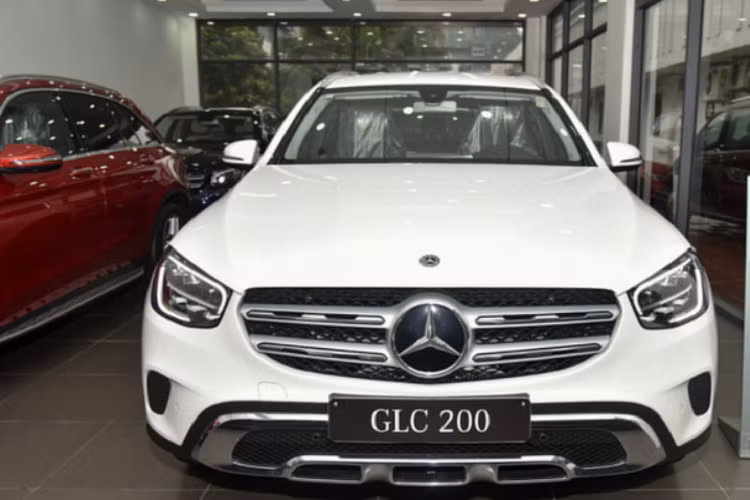 Chiếc xe Mercedes-Benz GLC 200 của nam ca sĩ nhạc sĩ Lê Bảo Bình mới nhận bàn giao chính hãng được trang bị động cơ xăng 4 xi-lanh, dung tích 2.0 lít, sản sinh ra công suất tối đa 197 mã lực và mô-men xoắn cực đại lên tới 320 Nm.