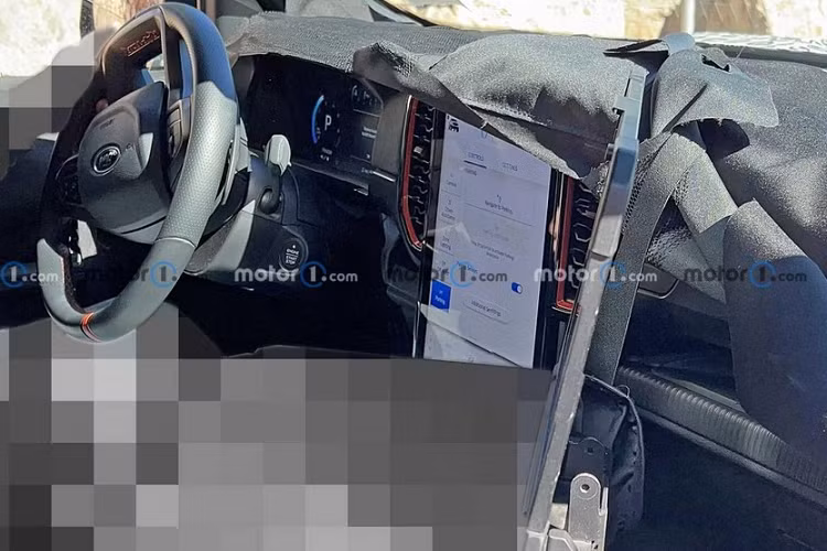 Vào hồi cuối năm ngoái, hãng Ford đã tung ra đoạn video ngắn, hé lộ thời điểm ra mắt của Ranger Raptor thế hệ mới. Theo đó, Ford Ranger Raptor 2022 mới sẽ chính thức trình làng trong tháng 2 này. Trước thời điểm trình làng, Raptor 2022 đã bất ngờ bị lộ thiết kế nội thất.