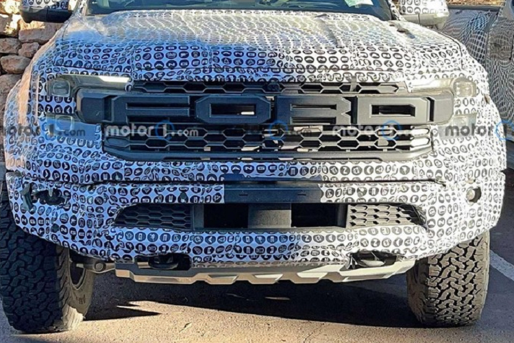 Ngoài ra, mẫu xe bán tải này còn có 2 móc kéo và tấm ốp gầm nằm bên dưới cản trước. Ở bên sườn, Ford Ranger Raptor 2022 sở hữu chắn bùn mở rộng hơn so với Ranger thông thường. Bên trong hốc bánh là vành la-zăng với chấu hình chữ "Y" và lốp BF Goodrich. Trong khi đó, thiết kế phía sau của Ford Ranger Raptor 2022 gần như không khác biệt với Ranger thông thường. Sự thay đổi duy nhất nằm ở cặp ống xả màu đen.