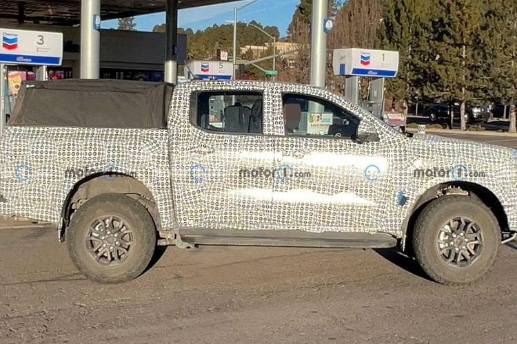 Hiện thông tin về động cơ của Ford Ranger Raptor 2022 vẫn chưa được hé lộ. Tuy nhiên, theo tờ Drive của Úc, Ford Ranger Raptor thế hệ mới sẽ dùng động cơ xăng V6, tăng áp kép, dung tích 3.0L. Đây là động cơ hiện đang được dùng cho Ford Explorer ST ở thị trường Mỹ. Trên Ford Explorer ST, động cơ này tạo ra công suất tối đa 400 mã lực và mô-men xoắn cực đại 563 Nm. Động cơ xăng V6 này sẽ đồng hành với hộp số tự động 10 cấp và hệ dẫn động 4 bánh toàn thời gian.