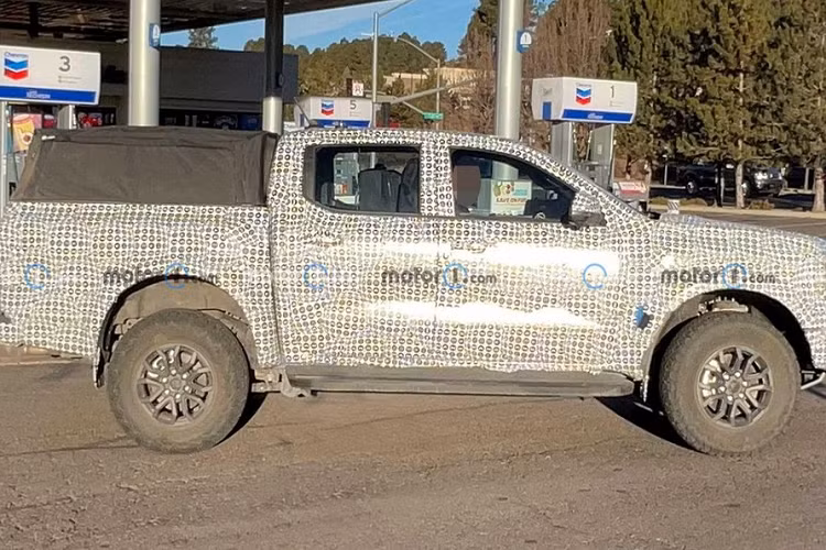 Hiện thông tin về động cơ của Ford Ranger Raptor 2022 vẫn chưa được hé lộ. Tuy nhiên, theo tờ Drive của Úc, Ford Ranger Raptor thế hệ mới sẽ dùng động cơ xăng V6, tăng áp kép, dung tích 3.0L. Đây là động cơ hiện đang được dùng cho Ford Explorer ST ở thị trường Mỹ. Trên Ford Explorer ST, động cơ này tạo ra công suất tối đa 400 mã lực và mô-men xoắn cực đại 563 Nm. Động cơ xăng V6 này sẽ đồng hành với hộp số tự động 10 cấp và hệ dẫn động 4 bánh toàn thời gian.