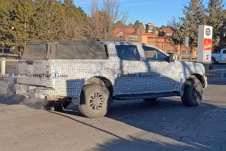 Một loại động cơ khác có thể cũng được dùng cho bán tải Ford Ranger Raptor mới là máy xăng V6, tăng áp kép, dung tích 2.7L. Trên Ford Bronco, động cơ này sản sinh công suất tối đa 330 mã lực và mô-men xoắn cực đại 563 Nm. 