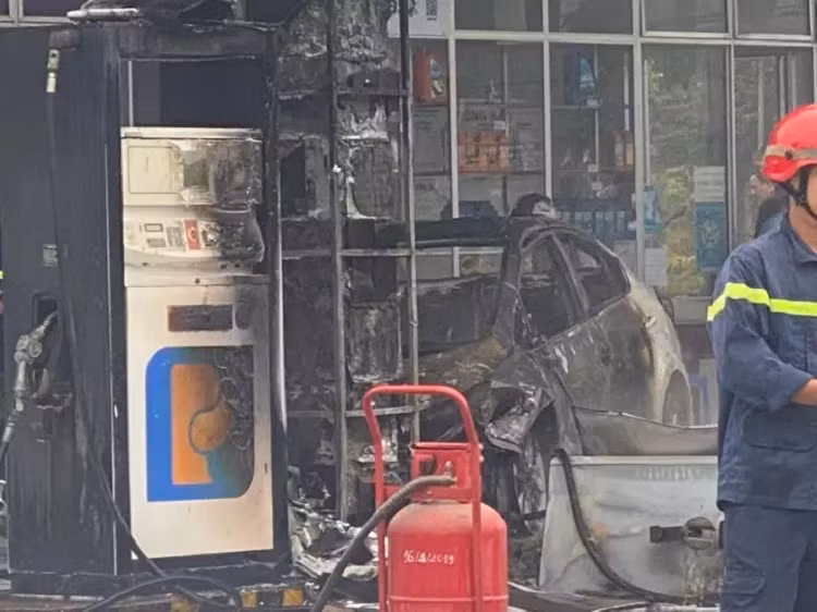 Lai xe o to dap nham chan ga lam cay xang boc chay ngun ngut-Hinh-2