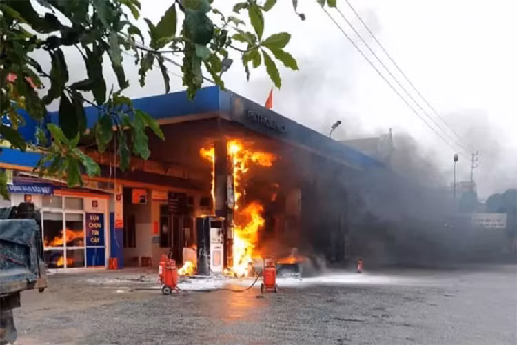 Lai xe o to dap nham chan ga lam cay xang boc chay ngun ngut