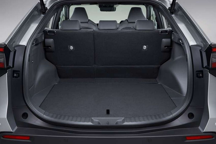 Toyota bZ4X cung cấp cho khách hàng 2 tuỳ chọn hệ dẫn động gồm dẫn động cầu trước FWD và dẫn động 4 bánh (AWD).