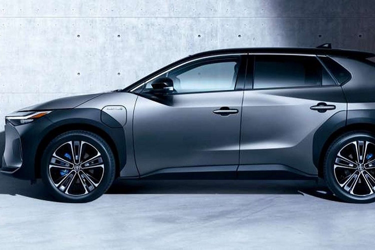 Đồng thời, Toyota còn khẳng định rằng, ắc quy điện trên Toyota bZ4X 2023 chạy điện, dù có thể tái tạo, tái sử dụng và tái chế thì vẫn hoàn toàn đủ độ bền để không cần phải làm những việc trên trong suốt vòng đời cơ bản của xe.