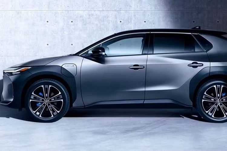 Đồng thời, Toyota còn khẳng định rằng, ắc quy điện trên Toyota bZ4X 2023 chạy điện, dù có thể tái tạo, tái sử dụng và tái chế thì vẫn hoàn toàn đủ độ bền để không cần phải làm những việc trên trong suốt vòng đời cơ bản của xe.