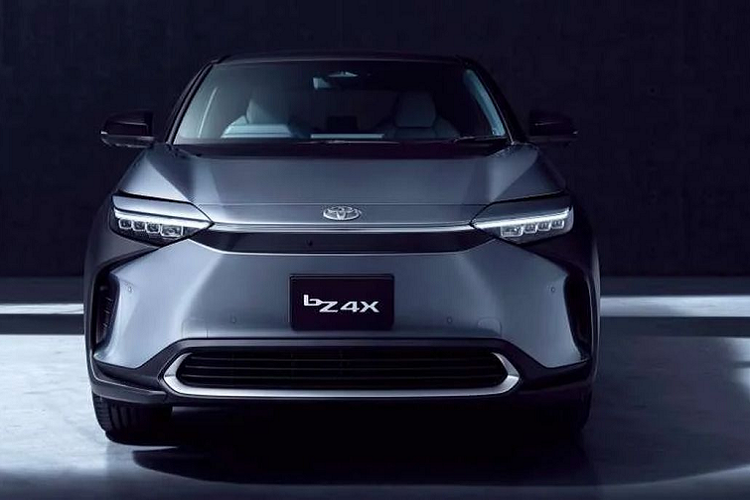 Theo kế hoạch, Toyota bZ4X 2023 mới sẽ được giới thiệu tại thị trường Nhật Bản vào ngày 12/5 tới đây. Toyota sẽ chỉ cung cấp chiếc SUV điện thông qua dịch vụ cho thuê có tên Kinto và không bán trực tiếp. Động thái này của hãng nhằm mục đích xoá bỏ những lo ngại của khách hàng khi sở hữu một chiếc xe chạy bằng điện.