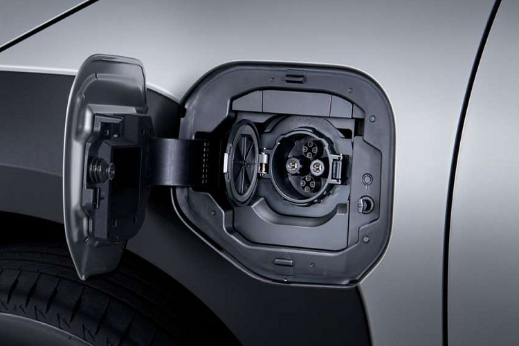 Cả hai cấu hình đều được trang bị cụ pin lithium-ion 71,4 kWh được hỗ trợ bởi hệ thống sạc AC công suất tối đa 6,6 kW và hệ thống sạc DC công suất tối đa 150 kW.