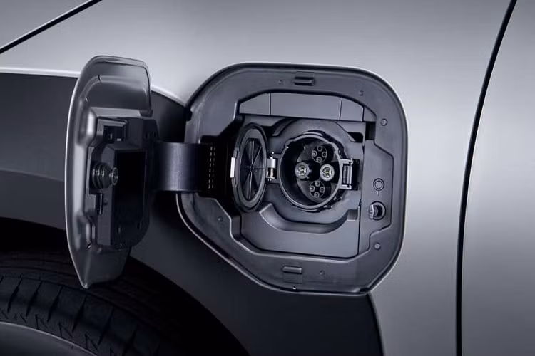 Cả hai cấu hình đều được trang bị cụ pin lithium-ion 71,4 kWh được hỗ trợ bởi hệ thống sạc AC công suất tối đa 6,6 kW và hệ thống sạc DC công suất tối đa 150 kW.