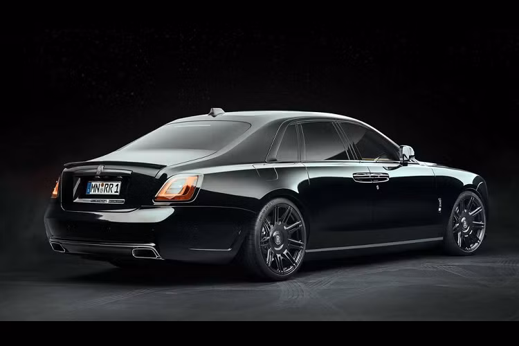 Tuy nhiên, tốc độ tối đa giới hạn điện tử của Rolls-Royce Ghost Black Badge siêu sang vẫn ở mức 250 km/h. Spofec cũng điều chỉnh kiểu dáng của chiếc xe, mang đến cho Rolls-Royce một số cải tiến về khí động học. Xe được trang bị bộ bodykit carbon gồm cản trước với hốc gió lớn hơn và cánh gió sau. 