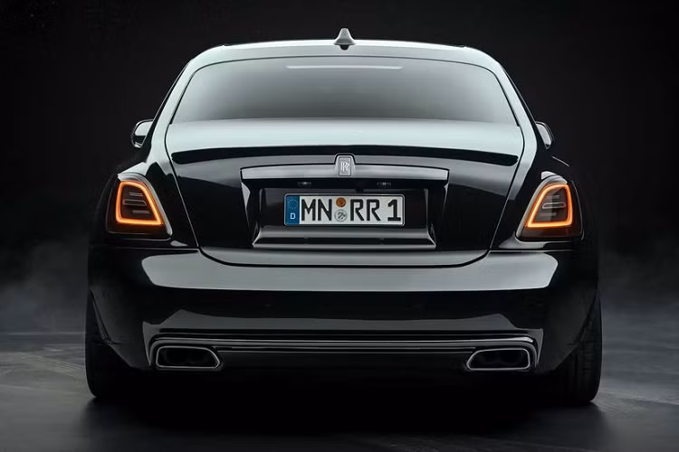 Bên cạnh phiên bản màu đen đồng nhất với màu sơn ngoại thất Black Badge, Spofec còn cung cấp cho khách hàng 72 lựa chọn màu sắc khác khau. Nhờ việc trang bị hệ thống treo khí nén Spofec Can-Tronic, gầm xe sẽ được hạ thấp thêm 40 mm khi đạt vận tốc độ từ 140 km/h nhằm duy trì sự ổn định cho xe khi chạy tốc độ cao