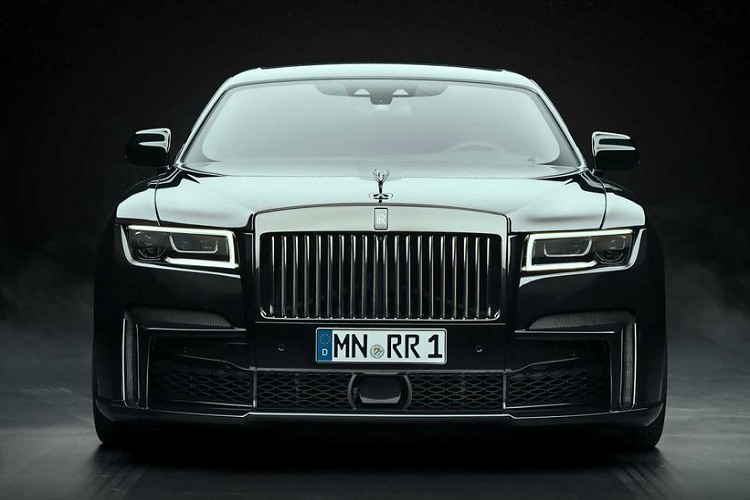 Rolls-Royce Ghost Black Badge độ Spofec cũng được trang bị hệ thống xả thể thao không gỉ với van bướm điều khiển chủ động đem lại khả năng vận hành êm ái hơn. Bộ mâm xe 22 inch thiết kế độc quyền từ hãng Vossen là điểm nhấn ngoại thất trên bản độ của Spofec.